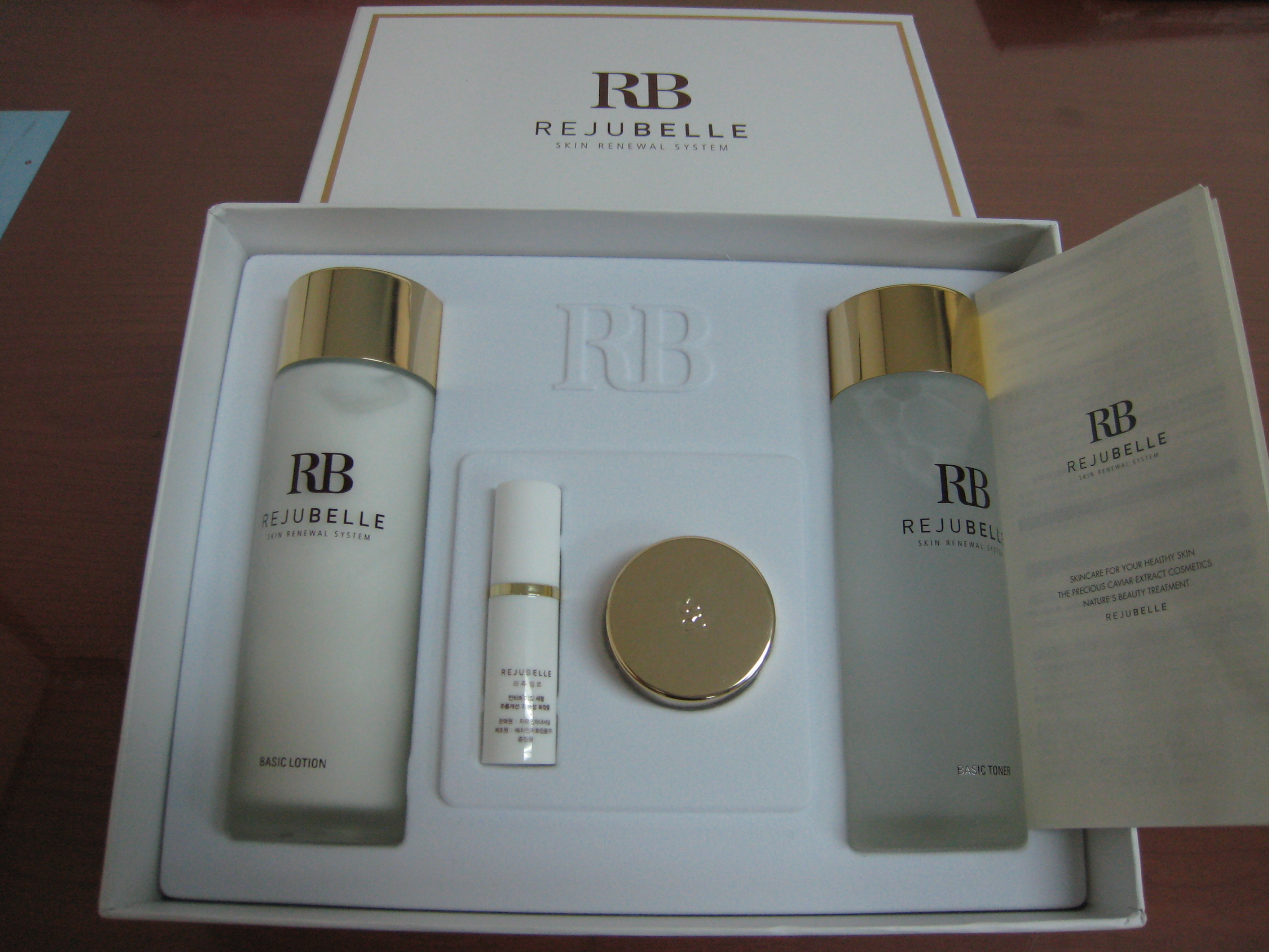 100%のキャビア抽出物を主成分として優れた再生効果や高保湿効果を発揮!